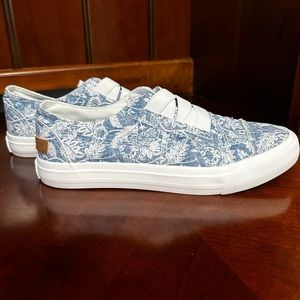 Woman’s canvas shoes